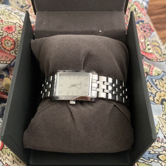 Stainless case & bracelet, silver dial, quartz movement, Stainless case. - Picture 2 of 4